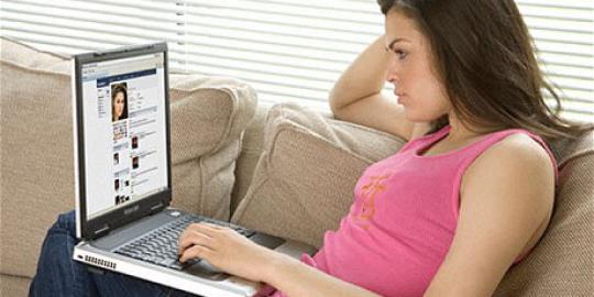 Dibanding pria, wanita lebih tertarik pada Facebook