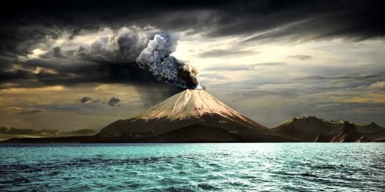 Gunung Soputan meletus, asap setinggi 5.000 meter