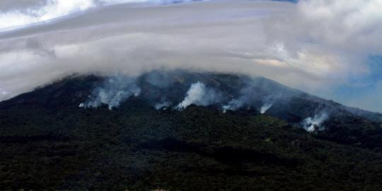 Pawang hujan dikerahkan padamkan api di Gunung Slamet