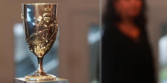 Piala Olimpiade berumur 1 abad seharga Rp 8 miliar