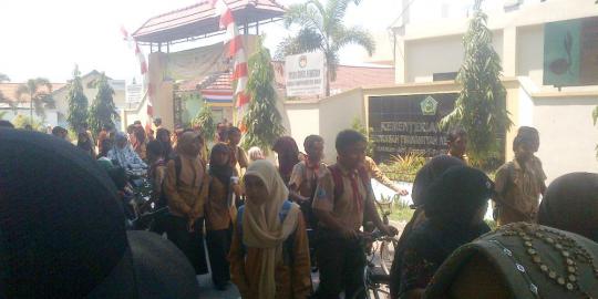 Tolak mutasi 4 guru, murid MTsN Surabaya mogok belajar