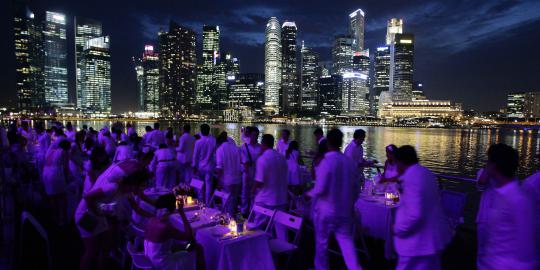 Makan malam serba putih di Singapura