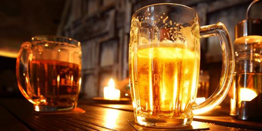 Bentuk gelas ternyata mempengaruhi kecepatan minum bir