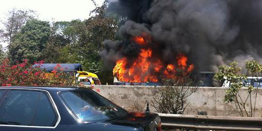 Bus terbakar di Tol Cikampek, lalu lintas macet