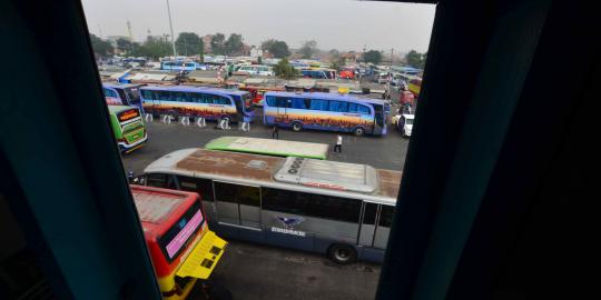 Hindari kardus di tengah tol, bus PO Haryanto terguling