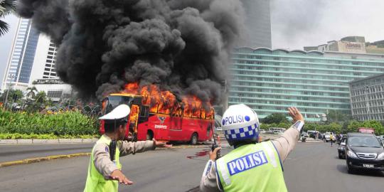 Bus Transjakarta terbakar di Cengkareng