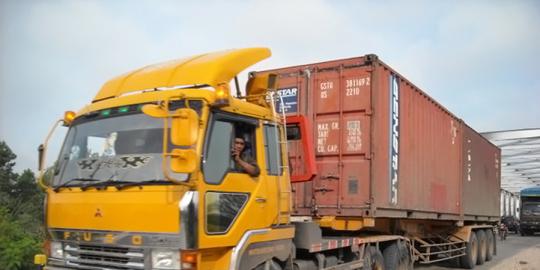 Truk pembawa semen tumpah di tol Jatinegara