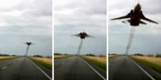Jet tempur Rusia terbang rendah di atas jalan raya