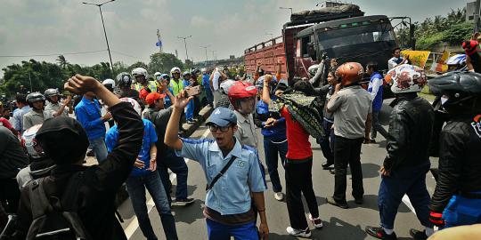 200 Buruh pabrik dari Cikarang demo kedubes Jepang