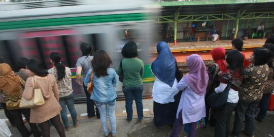  Dahlan Iskan janji atasi penumpang atap KRL Bogor