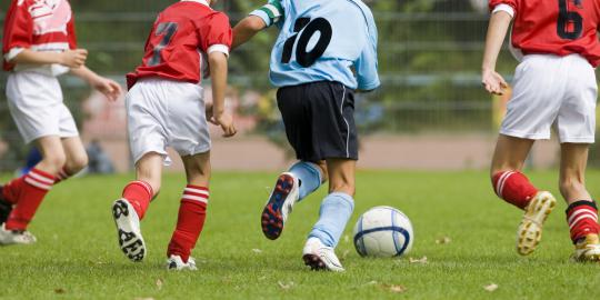 4 Cara ajari anak menyukai olahraga