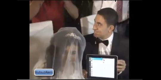 [Video] Pasangan Turki menikah gunakan Twitter dan tablet