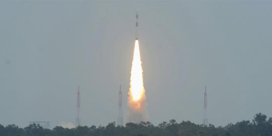 Roket India sukses luncurkan satelit pada misi antariksa ke 100