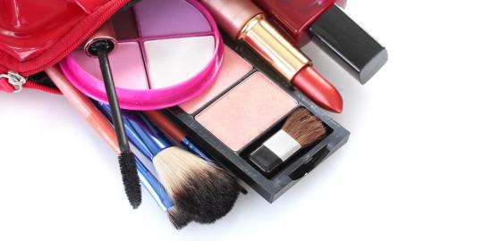 6 Bahan make up teraneh yang pernah ada