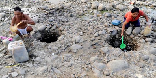 Kekeringan, warga Lebak jalan 4 Km untuk cari air 
