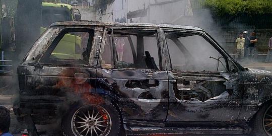 Range Rover mewah hangus terbakar