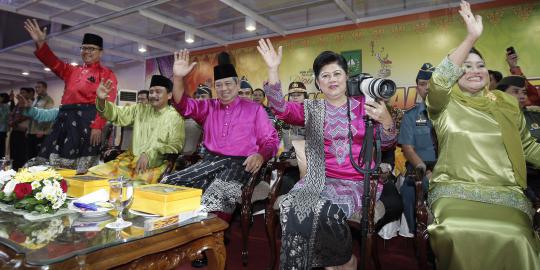 SBY asyik tonton voli, Ibu Ani sibuk jepret-jepret