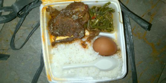 Hartati bagikan ayam bakar dan telur rebus di KPK