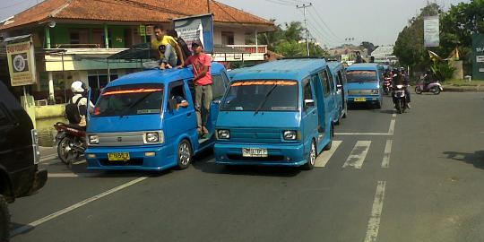 Ratusan sopir angkot di Bogor mogok