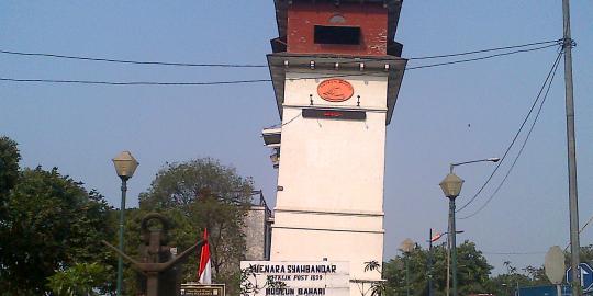 Menara Syahbandar di kompleks Museum Bahari miring