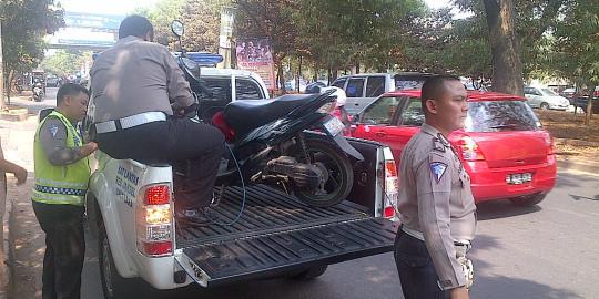 Pemotor tewas ditabrak Alphard bernama Yusri