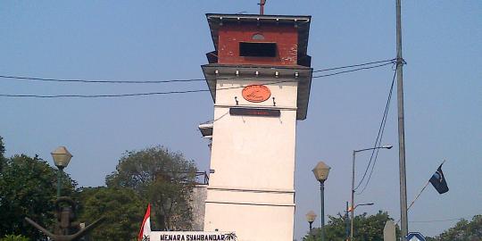 Apa penyebab Menara Syahbandar di Penjaringan miring?