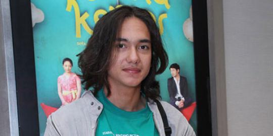 Punya pacar artis, Adipati Dolken enggan nikah muda 