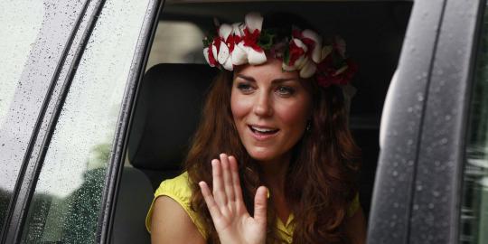 Kate Middleton tampil cantik dengan mahkota bunga