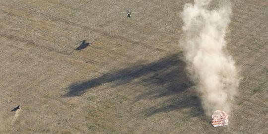 Pendaratan kapsul Soyuz TMA-04M di Kazakhstan