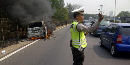Mobil Kijang TNI AL terbakar di Tol Jagorawi