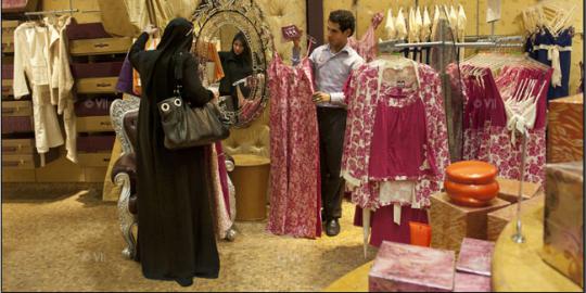 Pekerjakan lelaki, Saudi tutup seratus toko pakaian dalam