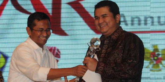 Dahlan Iskan serahkan trophi Annual Report Award 2012