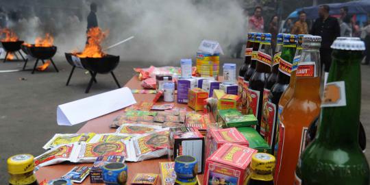 Obat dan makanan ilegal senilai Rp 2 miliar dimusnahkan