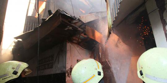Tiga gudang milik pabrik furnitur di Sidoarjo terbakar