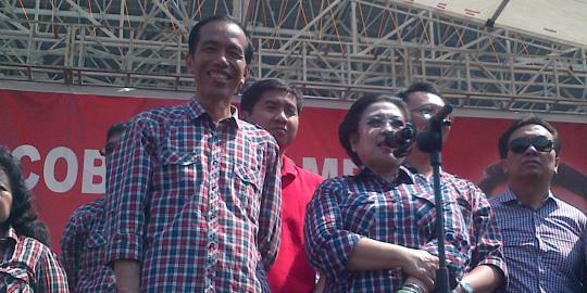 Datang ke TPS, Jokowi dan Megawati disambut kasidahan