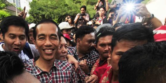 Menang, Jokowi dihadiahi Innova putih