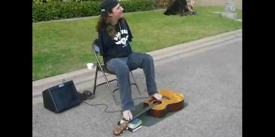 Video musisi jalanan bermain gitar dengan kaki