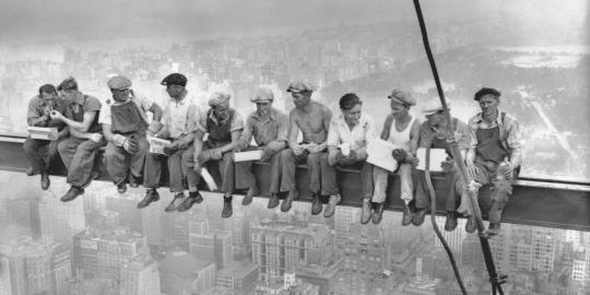 Ulang tahun ke 80 Foto ikonik "Lunch atop a Skyscraper"