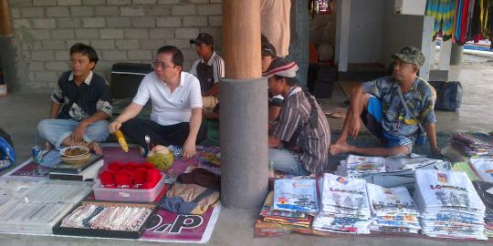 Kunjungi pedagang, Marzuki Alie borong makanan dan minuman