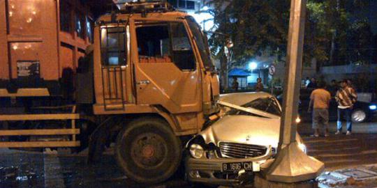 Mobil Mercy ditabrak truk sampah hingga ringsek | merdeka.com