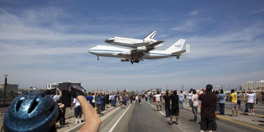 Pesawat ulang-alik Endeavour dibonceng Boeing ke museum