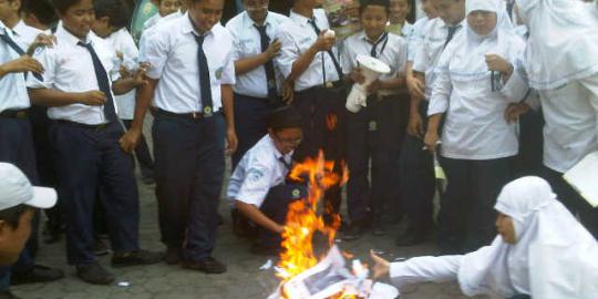 Pelajar SMP Tamiryah Surabaya bakar foto Miyabi