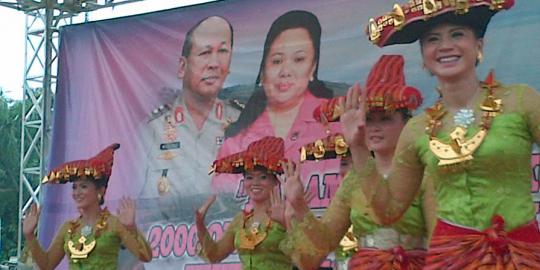 Hari Bhayangkari, polwan cantik menari tor tor