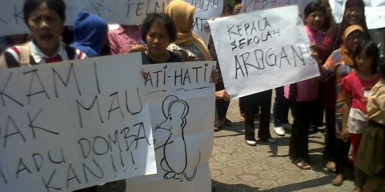 Puluhan guru demo Kepsek yang suka bicara kasar