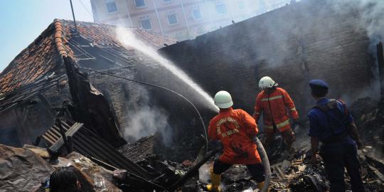 Permukiman padat di Kali Pasir Jakpus terbakar
