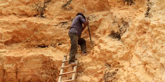 Buruh 'spiderman' bertaruh nyawa di tebing bukit kapur