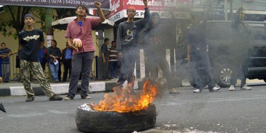 Blokir jalan & bakar ban warnai aksi Hari Tani di Yogya