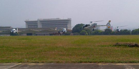 Lima helikopter ini baris berbaris di udara