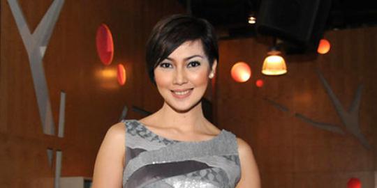 Hindari kesan monoton Fenita  Arie  ubah style rambut  