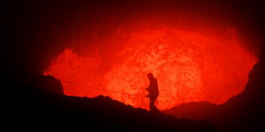 Menantang matahari di kawah gunung berapi 